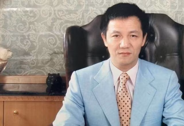 Sau khi bỏ học, Chu Chính Nghị đi làm công nhân được hai năm thì cũng bỏ giữa chừng. Sau đó, Chu quyết định mở sạp hàng hoành thánh như của mẹ.