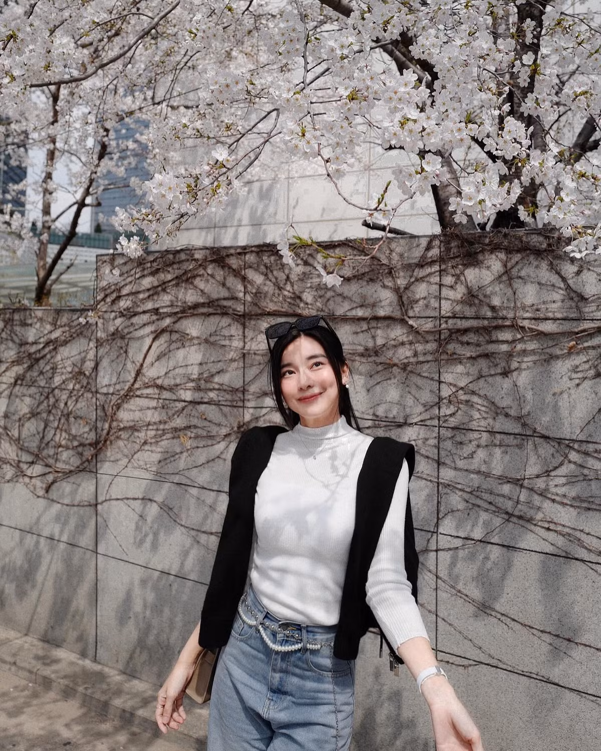 Mấy ngày qua, mạng xã hội lan truyền thông tin nghi vấn hẹn hò giữa diễn viên Cao Thái Hà và Hữu Vi. Tuy nhiên, chia sẻ trên Vietnamnet, Cao Thái Hà khẳng định cô và Hữu Vi chỉ là bạn bè chứ không có chuyện đang yêu nhau.