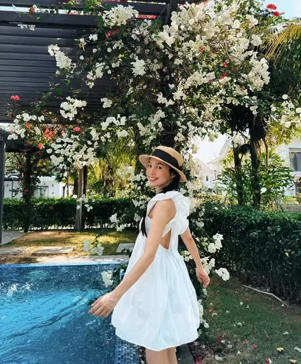 Cụ thể, nữ ca sĩ tuổi Dậu tiết lộ rằng mỗi ngày, cô sẽ dành 4 giờ đồng hồ từ 10h30 sáng đến 2h30 chiều để giữ gìn nhan sắc. Đầu tiên, cô sẽ uống nửa lít nước ấm trước khi tắm và tẩy da chết. Khi gội đầu, nữ diễn viên cũng dùng dầu gội chiết xuất hoàn toàn từ thiên nhiên, không có hóa chất.