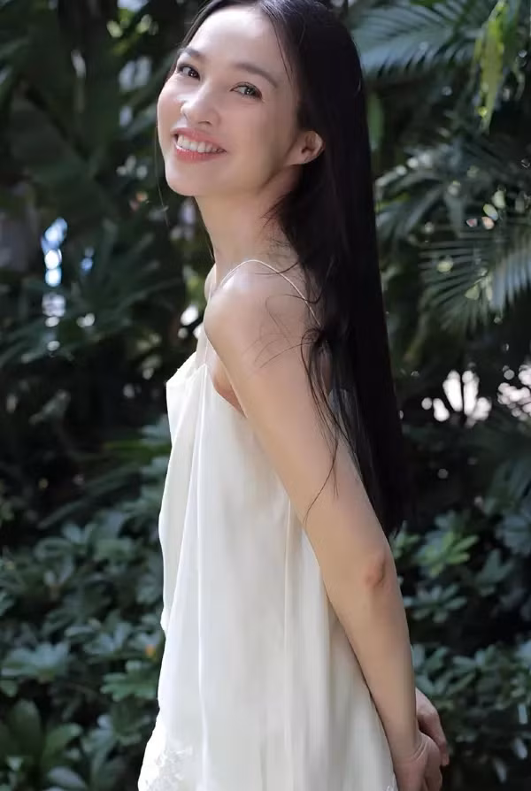 Riêng với vùng mắt và vùng cổ, đôi môi thì cô bổ sung thêm tinh chất cân bằng độ ẩm, chống nếp nhăn. Ngoài ra, ca sĩ Hiền Thục chỉ sấy tóc khô 70% rồi thoa chất dưỡng ngọn tóc.