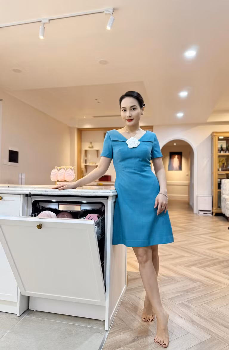 Phòng bếp được thông với phòng khách khiến căn phòng càng rộng, thoáng.