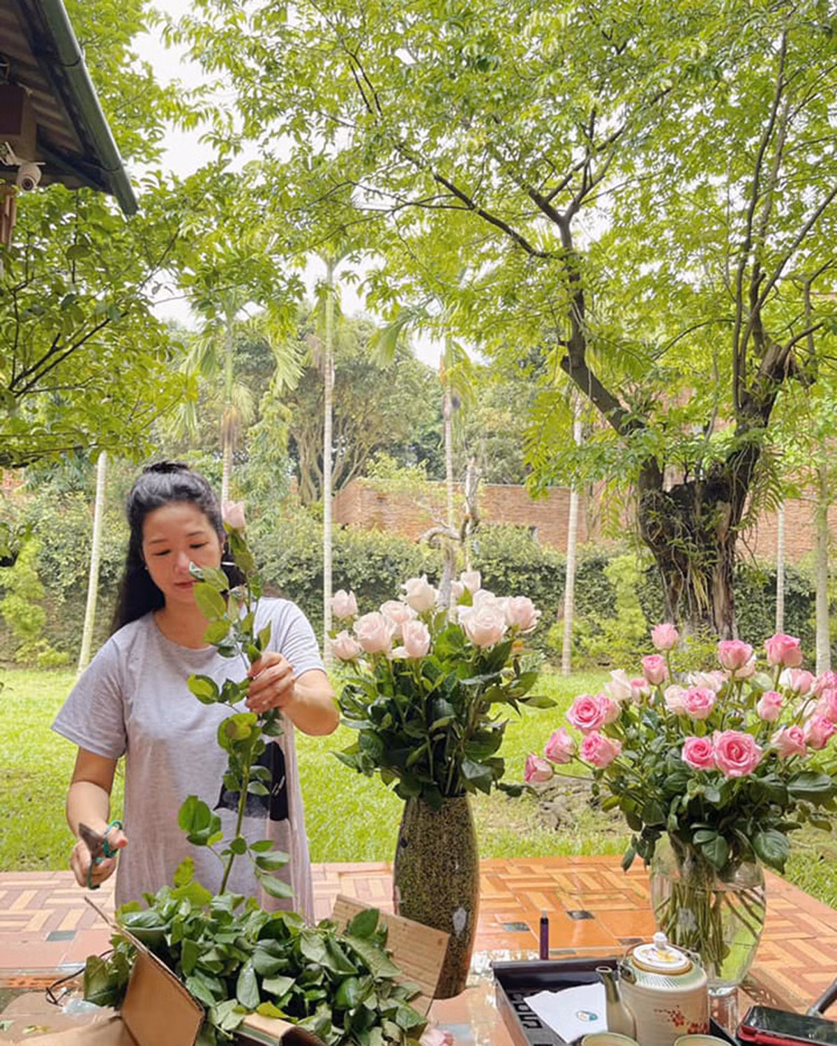 Với nghệ sĩ Thanh Thanh Hiền, phụ nữ như những bông hoa, có bông nở rất lâu trên cành, có bông rụng xuống về với cội luôn. Ảnh: FB Thanh Thanh Hiền