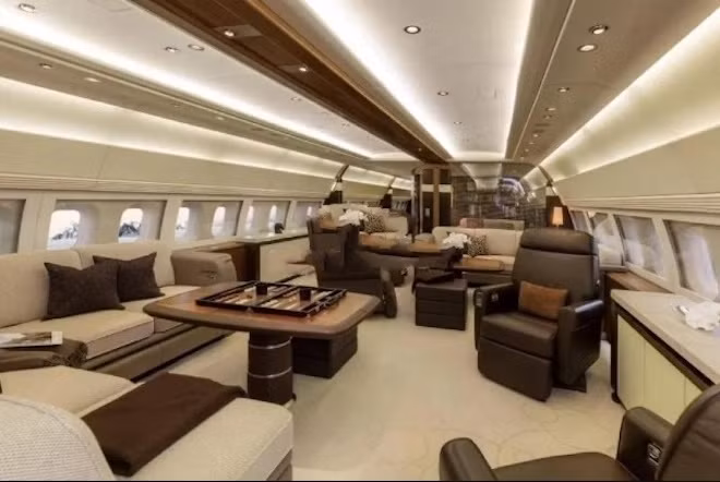 Ông đã chi 170 triệu USD để nâng cấp chiếc máy bay phản lực của mình với nội thất sang trọng, gồm phòng ngủ chính, phòng ăn, nhà bếp, văn phòng và phòng khách. Máy bay còn có hệ thống chống tên lửa, thiết bị gây nhiễu radar và cửa sổ chống đạn để đảm bảo an ninh. Ảnh: BI