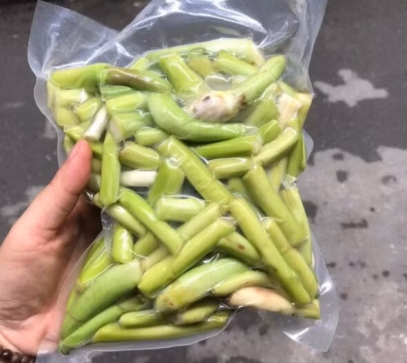 Ngày nay, ngó khoai trở thành đặc sản bán nhiều trên chợ mạng, được dân phố lùng mua. Ảnh: Shoplink