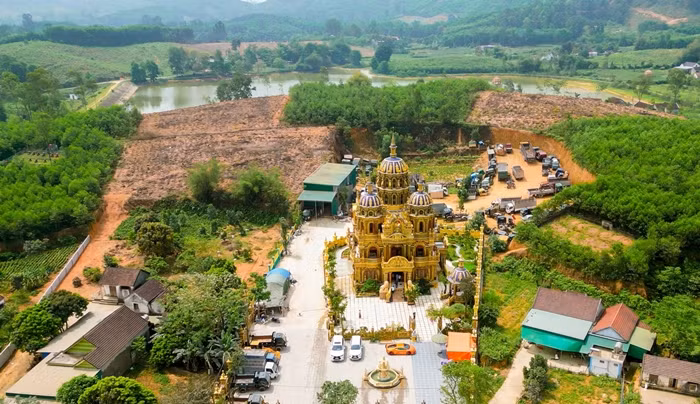 Tòa lâu đài xây trên khu đất rộng hơn 7.000m2 từ tháng 2/2022 đến nay đã gần hoàn thiện. Trong khuôn viên sân vườn, đại gia Nghệ An trồng vườn bonsai “khủng” với số lượng lên đến 300 cây các loại. Ảnh: Facebook
