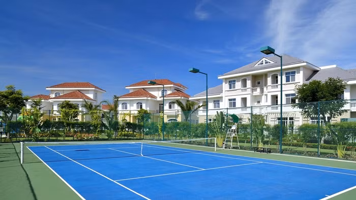 Dự án chỉ có khoảng hơn 100 biệt thự với hai lối kiến trúc cổ điển - nhiệt đới (dành cho biệt thự đơn lập) và kiểu lâu đài (dành cho biệt thự phố vườn). Ảnh: Saostar