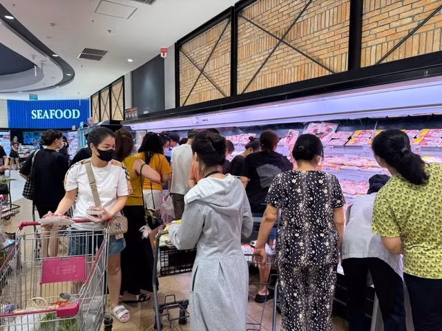 Tại các Trung tâm Bách hóa tổng hợp và siêu thị AEON khu vực phía Bắc, lượng khách hàng tăng mạnh so với ngày thường. Ảnh: Người lao động