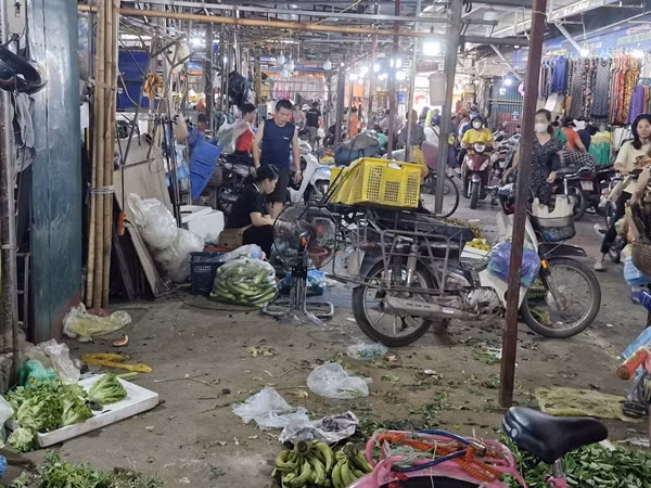 Các sạp rau cũng ở trong tình trạng "cháy hàng". Ảnh: Punuonline