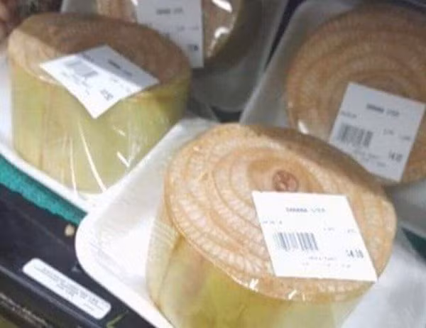 Năm 2018, mạng xã hội xôn xao trước hình ảnh khúc thân chuối dài khoảng 10cm được đóng gói sang chảnh bày bán trong siêu thị Nhật Bản. Ảnh: Facebook