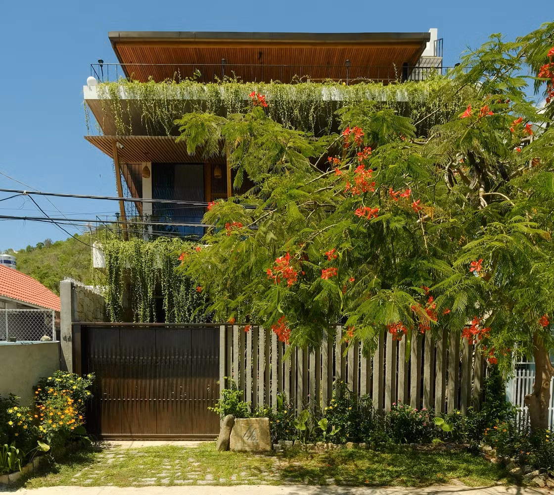 Tọa lạc tại thành phố Nha Trang, ngôi nhà được xây dựng theo phong cách kiến trúc mộc mạc, nhiệt đới. Gỗ và đá, các vật liệu hình thành nên những mạch cảm xúc kết nối từ trong ra ngoài một cách tự nhiên, tạo sự giao thoa giữa thiên nhiên và cuộc sống.
