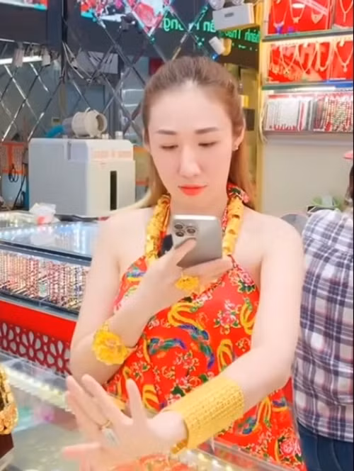 Trong bối cảnh giá vàng liên tục biến động, một TikToker gây xôn xao khi mua vài chỉ vàng để tặng khách hàng của mình.