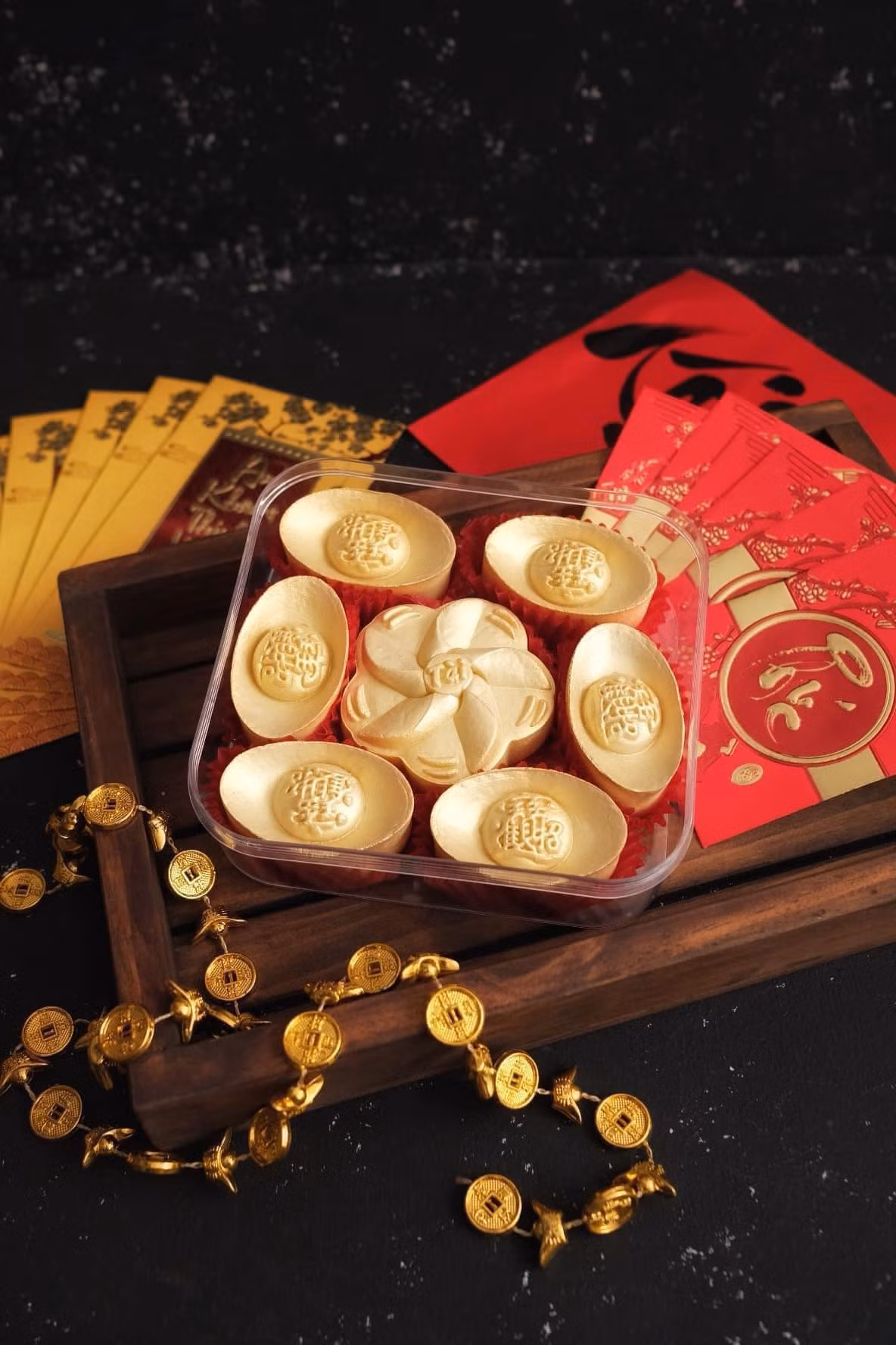Trong đó, phải kể đến “Xoay tài tụ lộc” - mặt hàng đang "gây bão" trên cả thị trường và "chợ mạng" ngày vía Thần Tài năm nay.