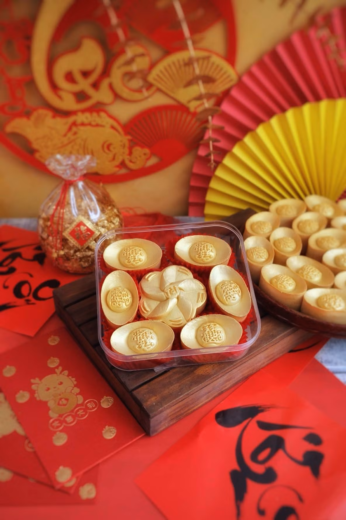 Hộp bánh mang ý nghĩa giúp chủ nhân xoay chuyển tiền tài - lộc vàng hội tụ trong bàn cúng năm mới. Tất cả đều có vẻ ngoài vàng óng như những thỏi vàng thật.