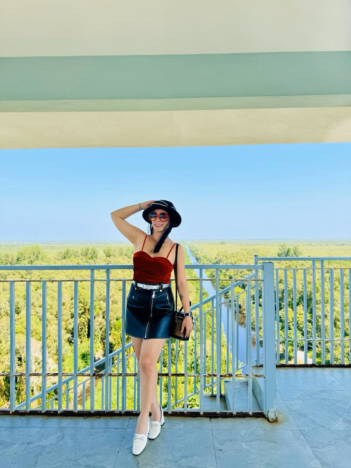 Nữ doanh nhân cũng thường xuyên "biến hóa" với nhiều phong cách thời trang khác nhau từ đằm thắm, thanh lịch đến trẻ trung, thời thượng. Ảnh: FBNV
