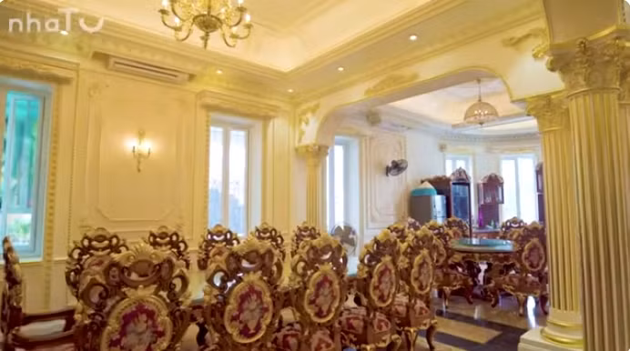 Khu bếp có 2 bàn ăn đều bằng gỗ trắc bọc nỉ.