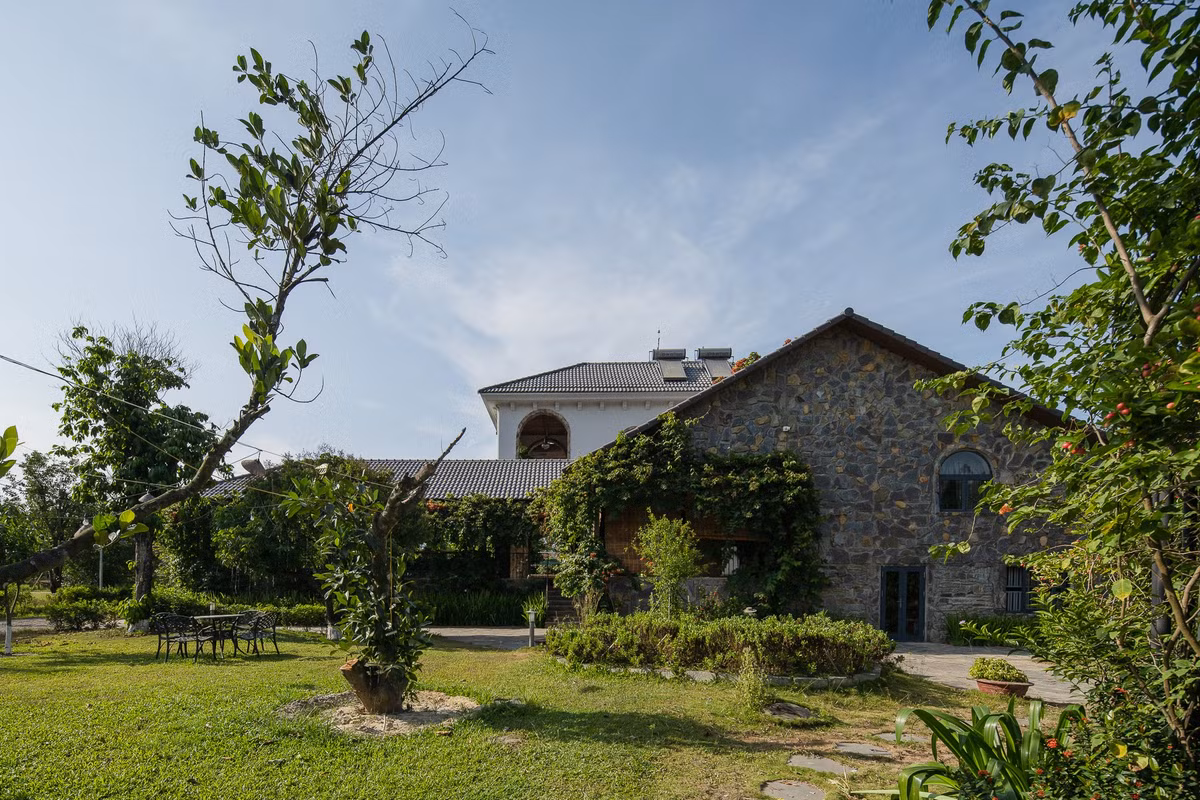 Ẩn mình trong khuôn viên rộng gần 17.000m2 tại xã Hòa Sơn, huyện Hòa Vang (Đà Nẵng), Phạm Gia Trang mang đậm kiến trúc Pháp cổ điển. Ảnh: Quang Dam