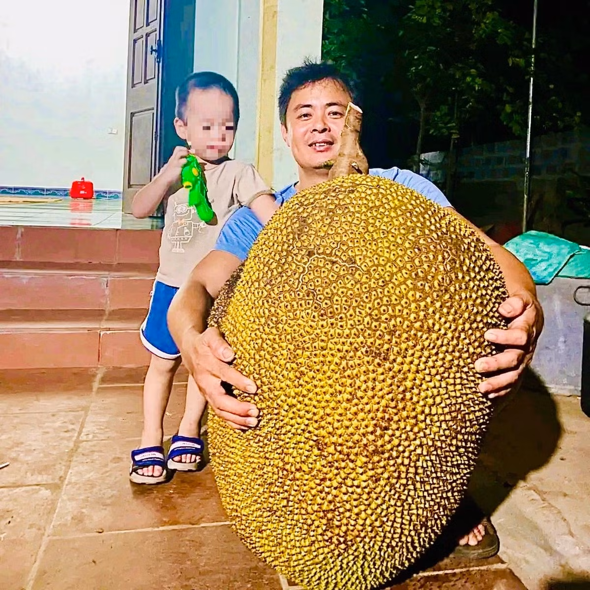 Trước đó, quả mít nặng 56kg ở xã Thành Vinh, huyện Thạch Thành, tỉnh Thanh Hóa cũng khiến cộng đồng mạng xôn xao. Ảnh: Đời sống &amp; pháp luật