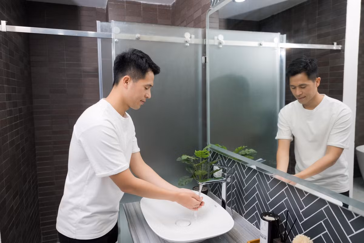 Đình Trọng cho biết, phòng tắm là nơi các thành viên và anh thư giãn sau một ngày lao động vất vả, nên các thiết bị nội thất đều có chất lượng cao và được nhập khẩu từ nước ngoài. Ảnh: FB Trần Đình Trọng