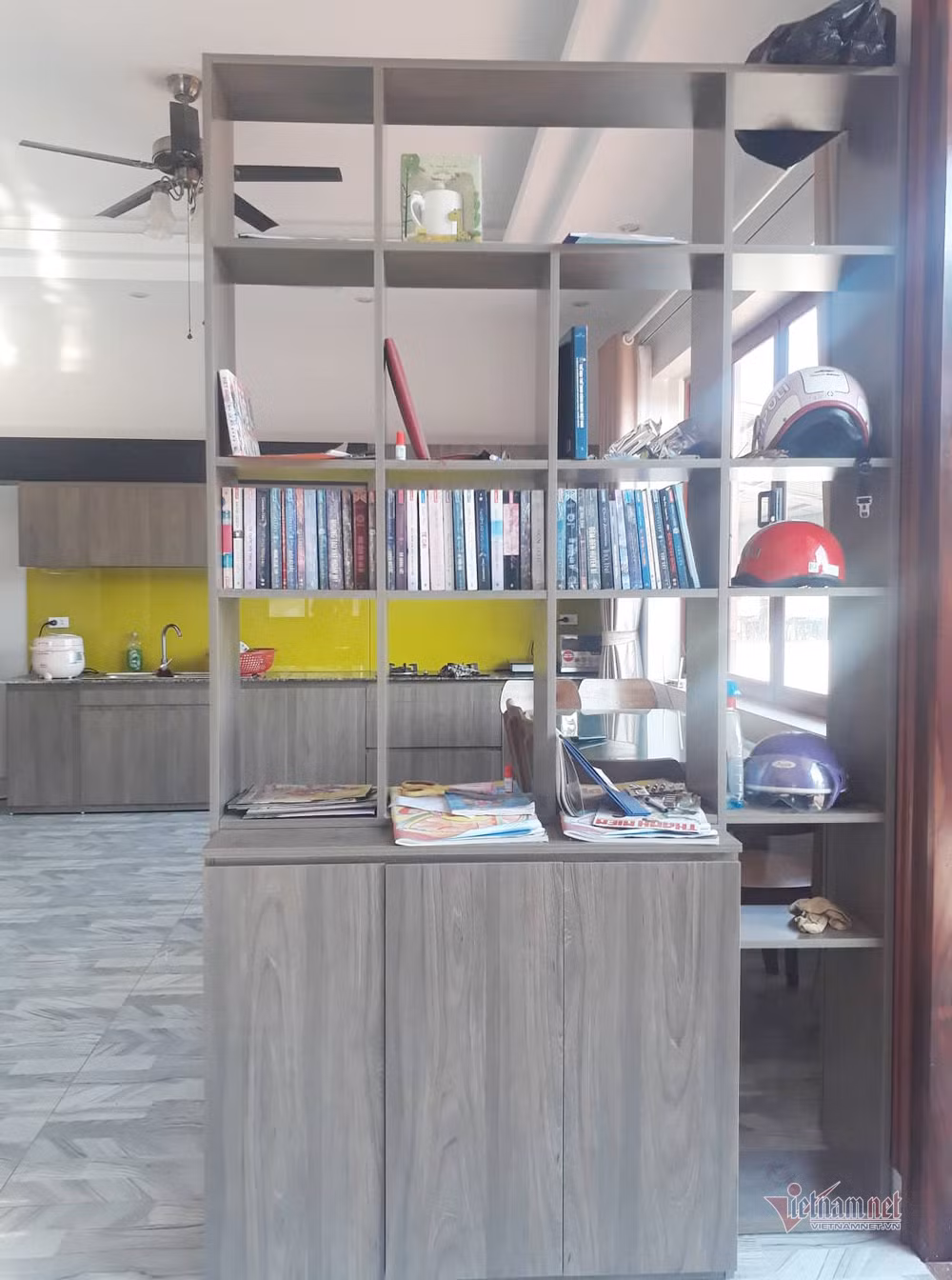 Ngăn cách giữa phòng khách và phòng ăn là một giá sách. Ảnh: Vietnamnet