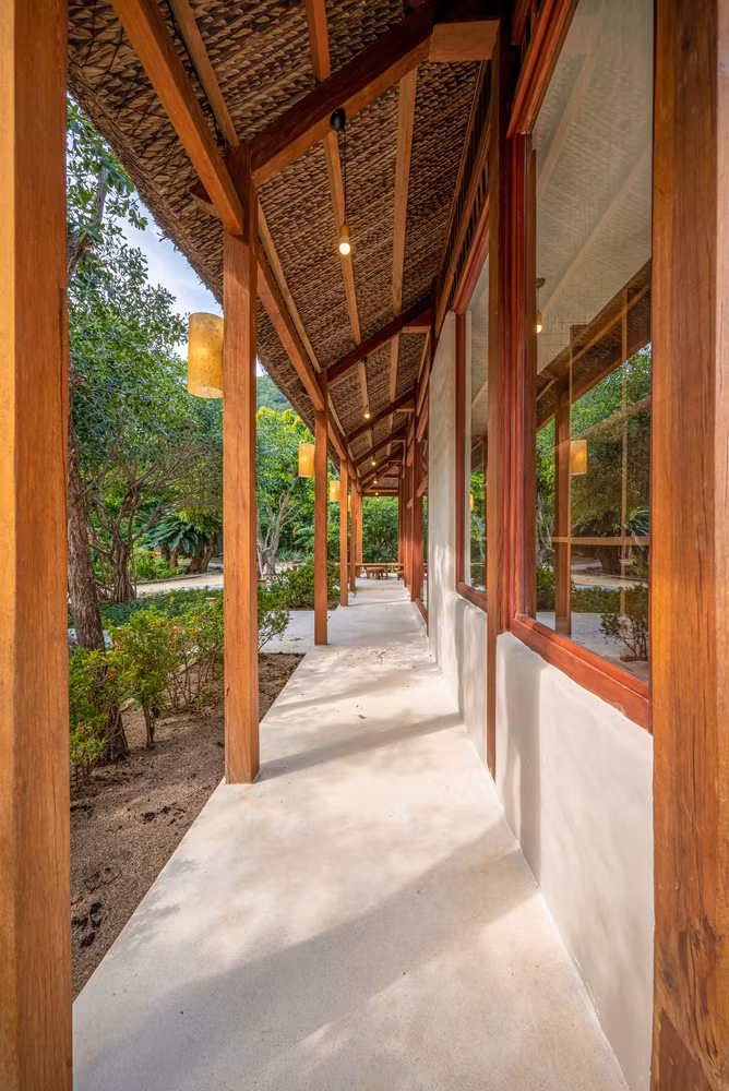  Căn nhà sử dụng vật liệu tái chế như chai lọ, cây gỗ rừng để làm đèn chiếu sáng hay các đồ nội thất rời đơn giản cũng là cách góp phần vào việc hướng mọi người tới việc gìn giữ tự nhiên.