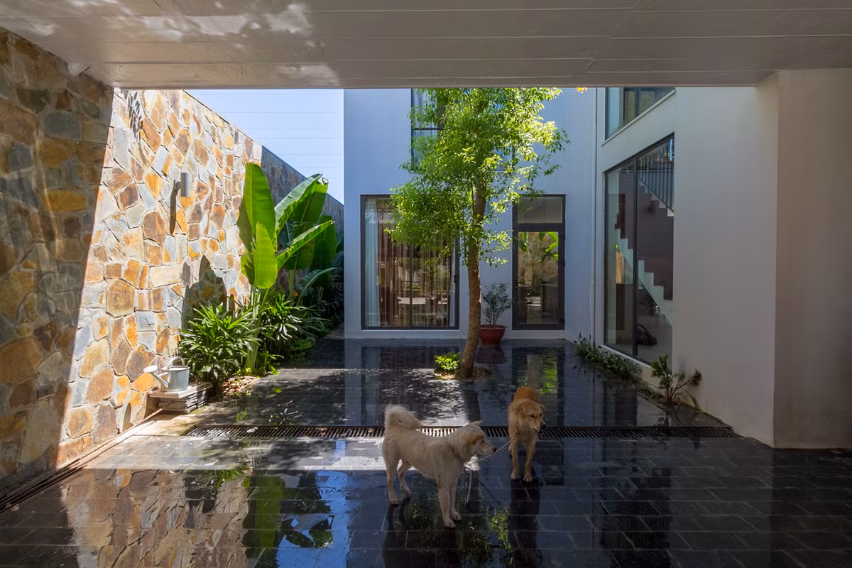 Với giải pháp này, diện tích sân vườn được mở rộng, nhưng vẫn giữ được sự riêng tư cần thiết. Những không gian xanh này kết nối các hoạt động của toàn bộ ngôi nhà, tạo ra sự tương tác giữa con người với nhau và với thiên nhiên. Ảnh: HGAA