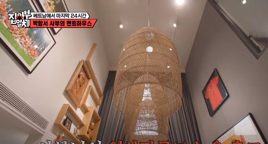 Đèn lồng bằng tre đậm chất Việt Nam được thả từ trên cao xuống.