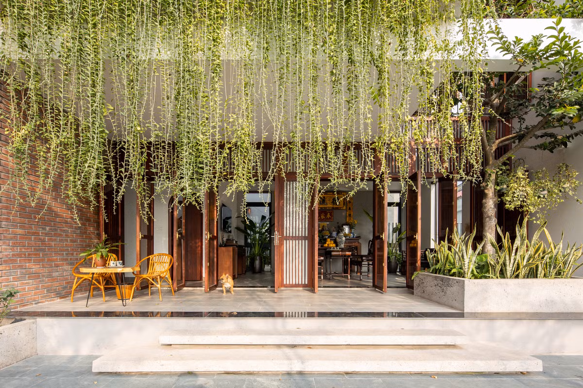 Khoảng sân rộng rãi là một nét đặc trưng không thể thiếu đối với những ngôi nhà ở nông thôn, gắn liền với hoạt động gieo trồng, thu hoạch và phơi lúa. Ảnh: Hoang Le