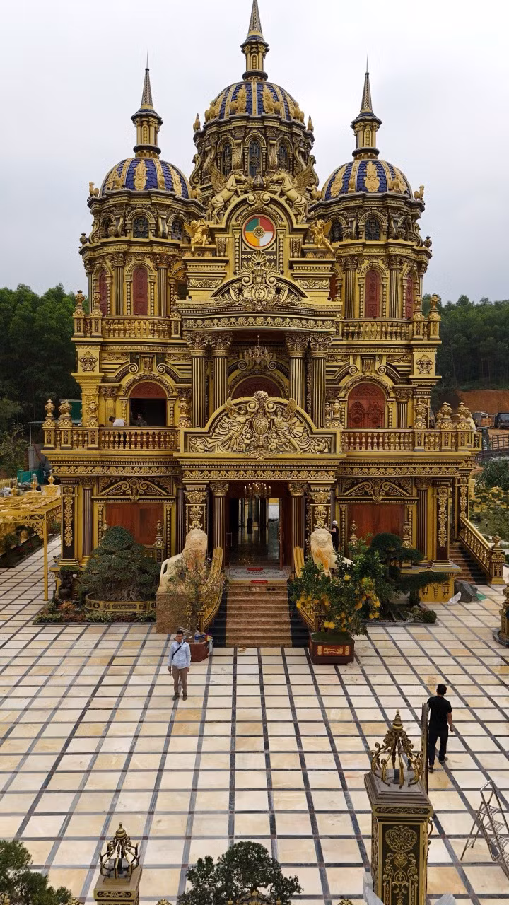 Biệt thự dát vàng là một trong những thú chơi được nhiều đại gia Việt ưa chuộng. Trong đó, phải kể đến tòa lâu đài 100 tỷ của anh Nguyễn Vĩnh Thoan ở Yên Thành, Nghệ An. Ảnh: FBNV