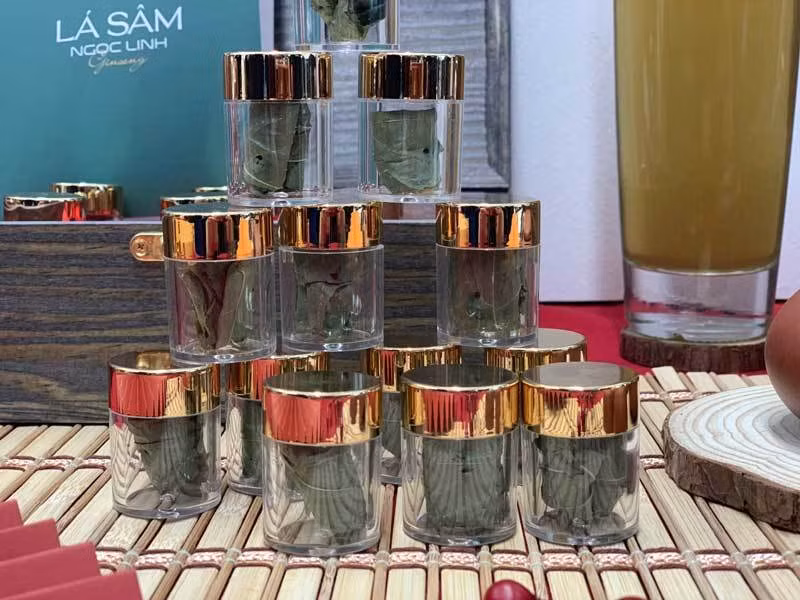 Theo người bán, lá sâm Ngọc Linh được xử lý nhiệt qua 6 bước, đảm bảo giữ nguyên các chất có trong lá. Mỗi viên lá sấy khô là một nhành lá (khoảng 5 lá) của cây sâm trưởng thành. Lá già sẽ tích đầy đủ tinh chất. Ảnh: Vietnamnet