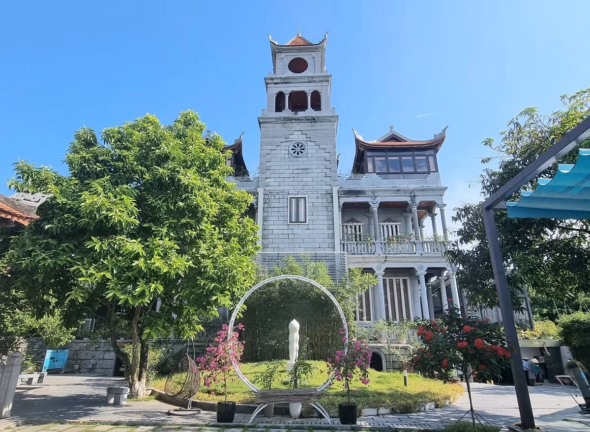 Theo nghệ nhân Lương Văn Quang, lâu đài đá được xây dựng trong 12 năm và đưa vào sử dụng giữa năm 2020. Ảnh: Người lao động