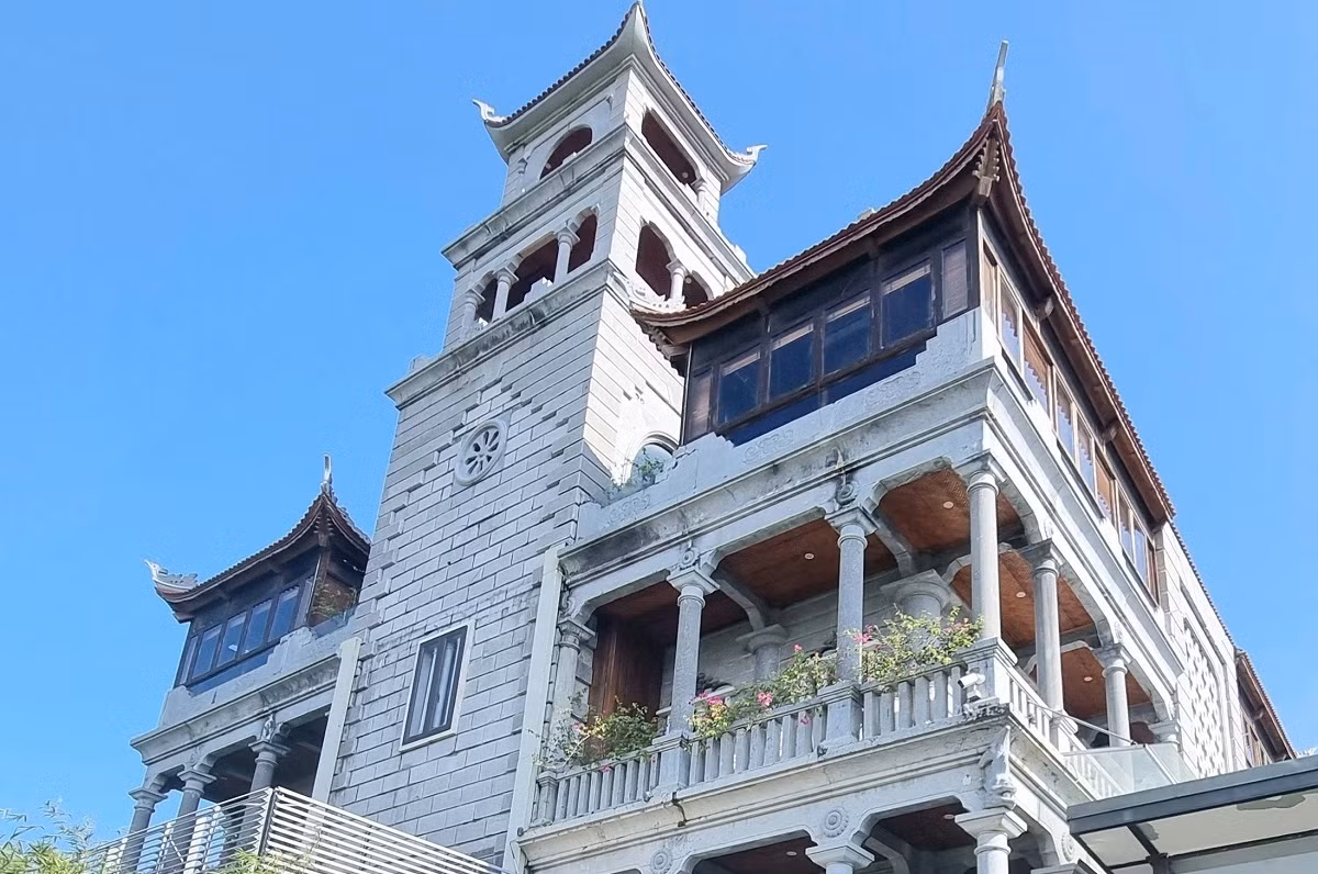 Tòa nhà mang nét cổ điển pha lẫn hiện đại, nhìn từ bên ngoài chủ yếu thấy màu xám bạc. Ảnh: Người lao động