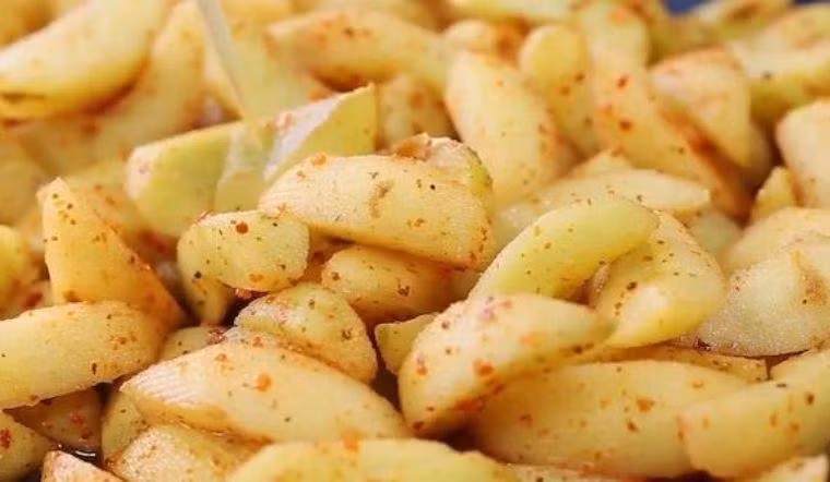 Táo mèo muối xổi cũng rất hút khách, giá khoảng 120.000 đồng/kg, mỗi hộp gia 30.000 - 50.000 đồng, tùy loại. Ảnh: Facebook