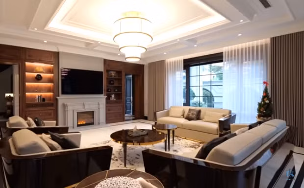 Không gian phòng khách sang trọng, lộng lẫy, thông thoáng với rất nhiều cửa sổ.