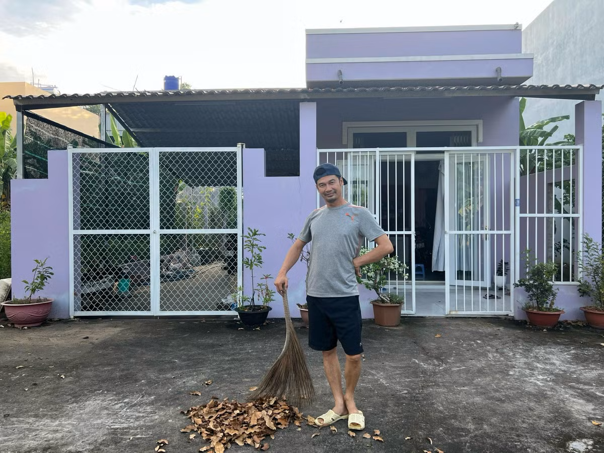 Đáng chú ý, nam diễn viên sơn căn nhà toàn màu tím và gọi đây là "biệt phủ" của riêng mình.