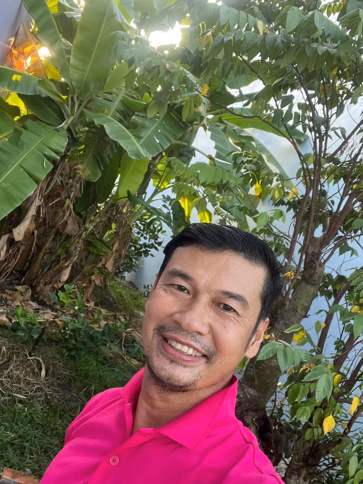 Nam ca sĩ tận dụng tối đa đất trong vườn để trồng cây ăn trái, hoa màu và cây cảnh.