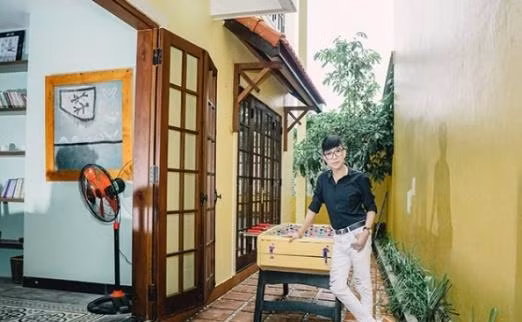 Yêu thích nét cổ xưa, ca sĩ Long Nhật không đập đi xây lại mà cho tu sửa căn biệt thự. Ảnh: Ngoisao