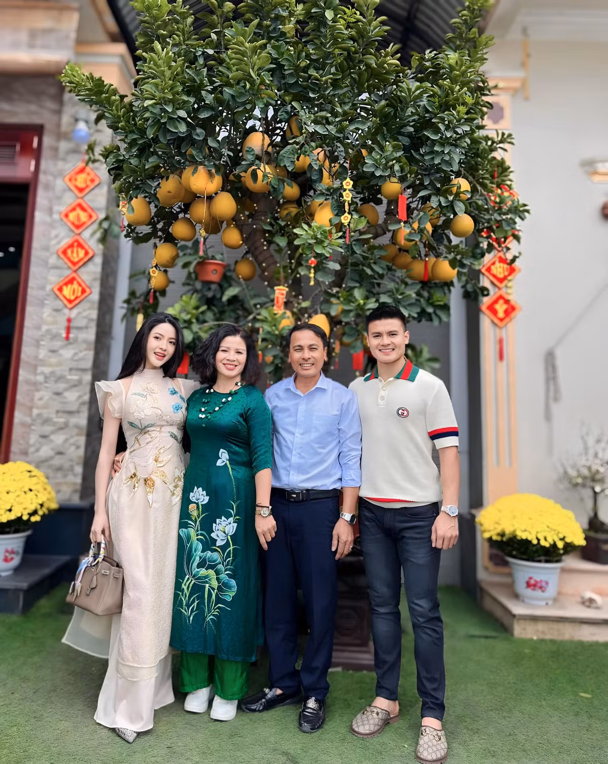 Tại quê nhà Đông Anh, gia đình tiền vệ Quang Hải sống trong ngôi nhà 3 tầng khang trang trên diện tích đất hơn 200 mét vuông. Ảnh: FBNV