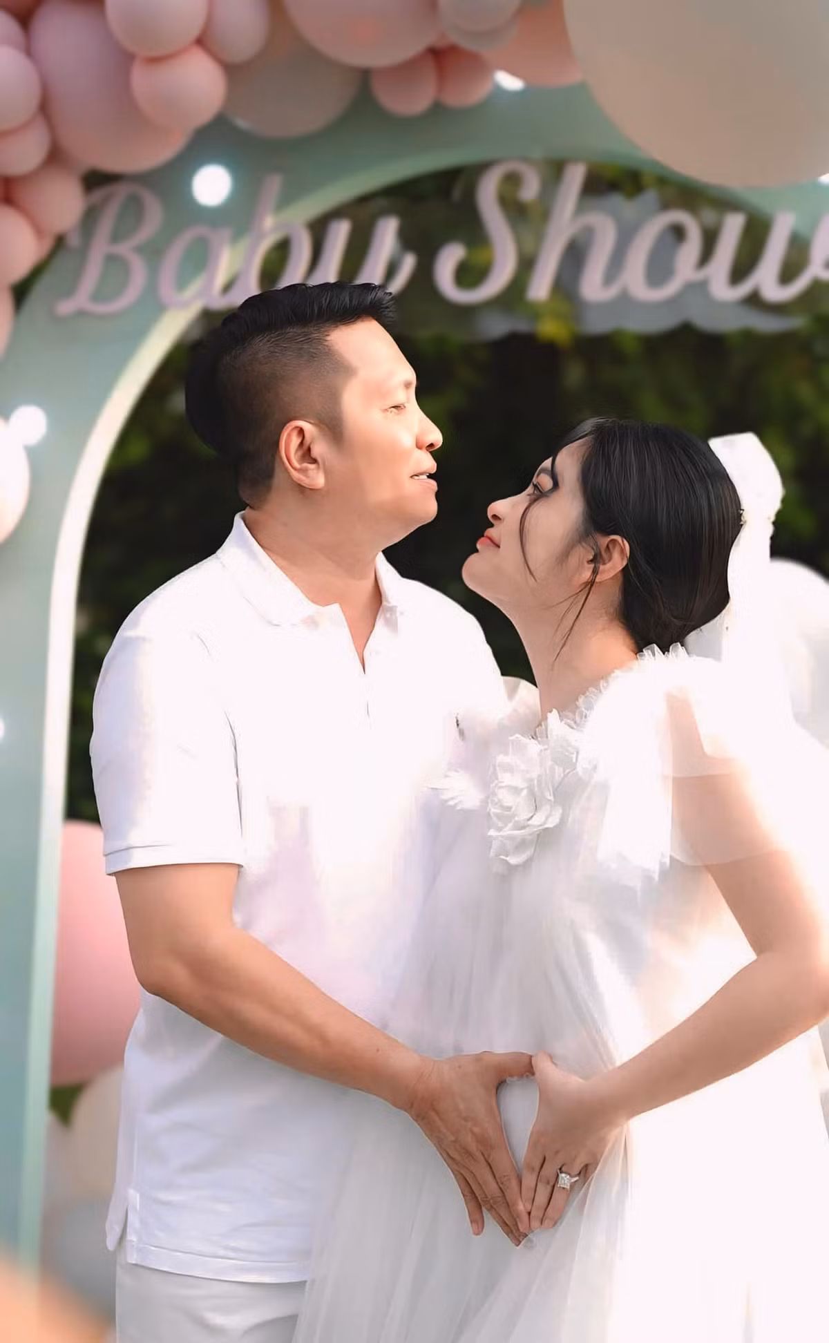 Đoàn Di Băng sinh năm 1989, từng là ca sĩ, diễn viên trước khi chuyển hướng sang lĩnh vực kinh doanh làm đẹp. Đoàn Di Băng cho biết hiện có cuộc sống viên mãn bên ông xã doanh nhân và ba con gái. Ảnh: FB Đoàn Di Băng