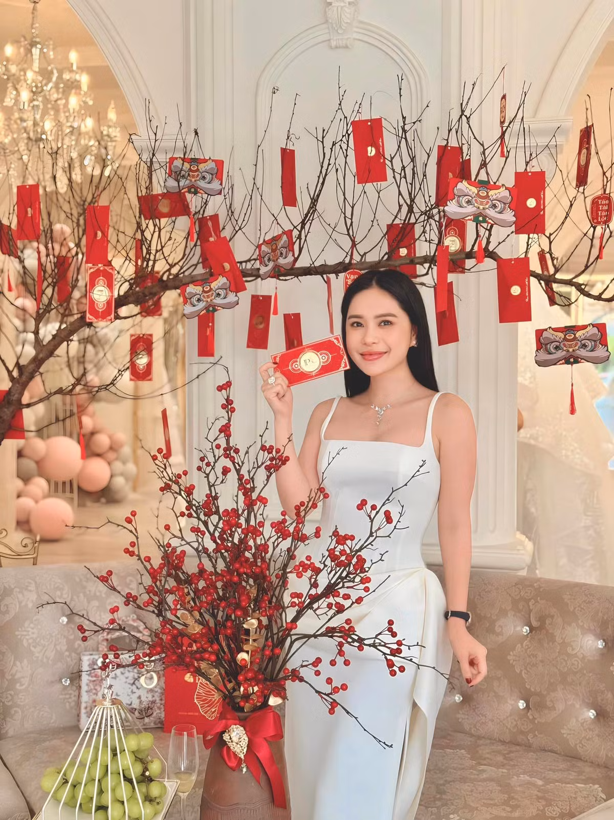 Vào dịp Tết, căn biệt thự tràn ngập sắc đỏ. Ảnh: FB Đoàn Di Băng