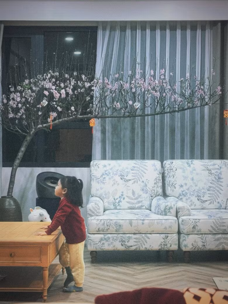 Sàn gỗ sáng và nội thất hiện đại tạo không gian hài hòa. Ảnh: FB Bảo Thanh