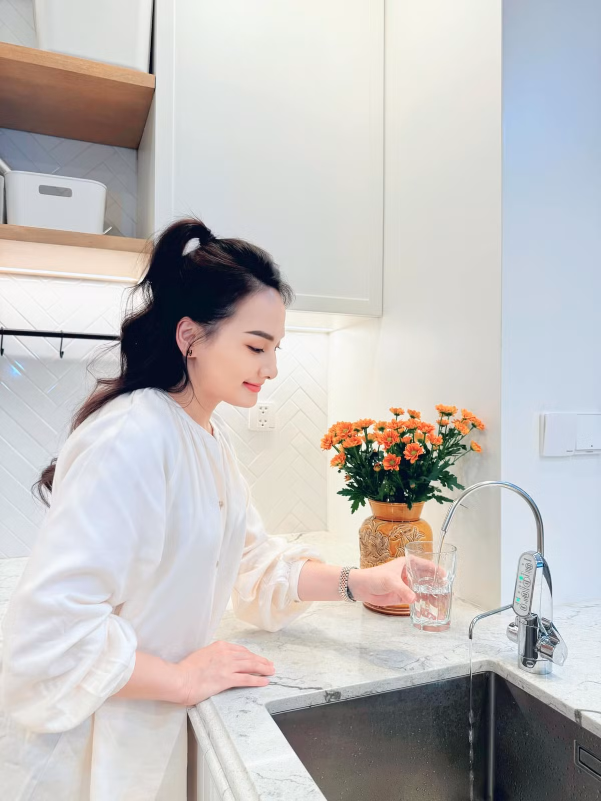 Khu bếp thiết kế hiện đại với tông màu sáng chủ đạo. Ảnh: FB Bảo Thanh