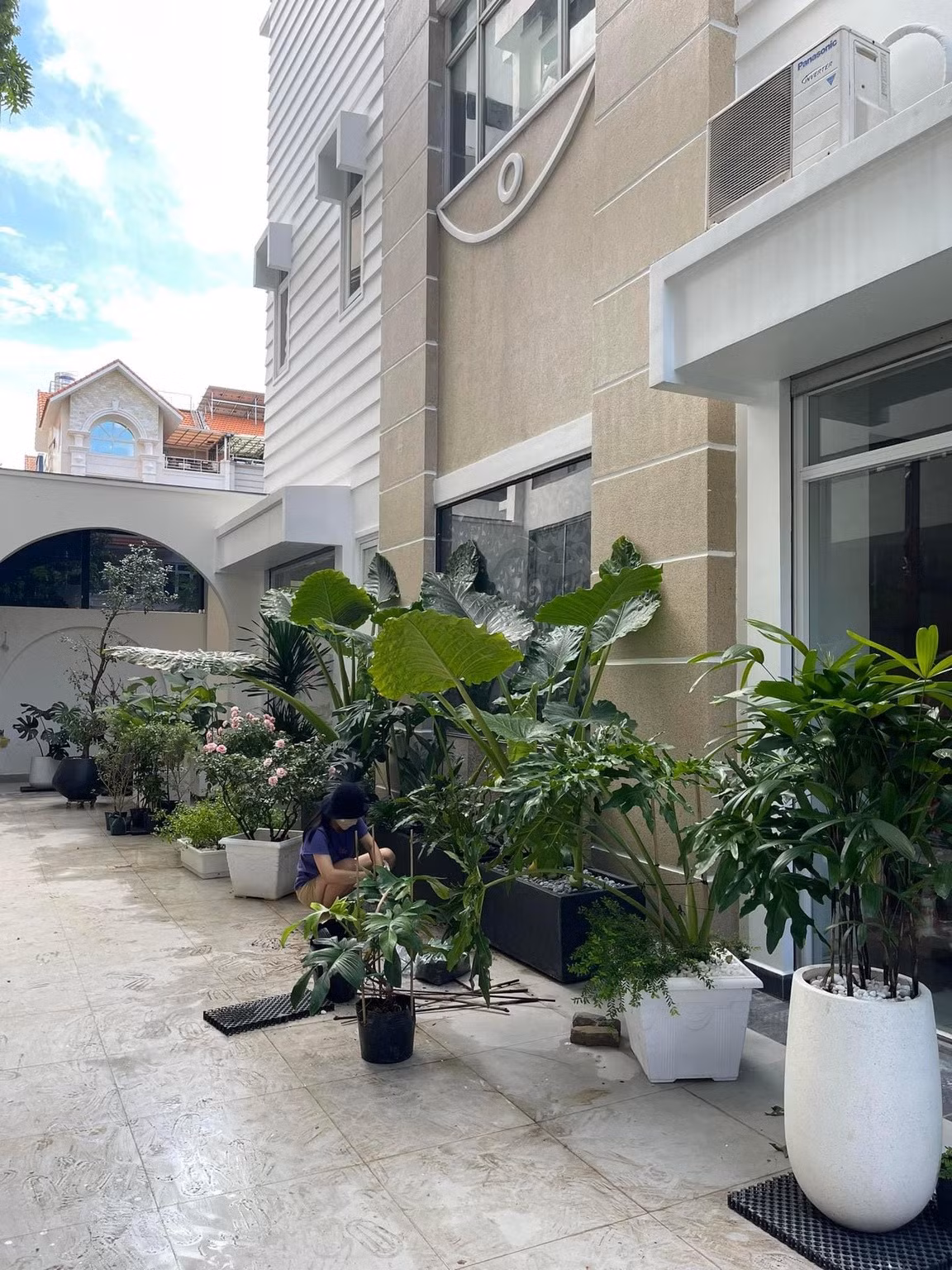 Tại khu vực ngoài trời, cặp đôi trồng nhiều cây xanh và tiểu cảnh. Ảnh: FB Vân Trang