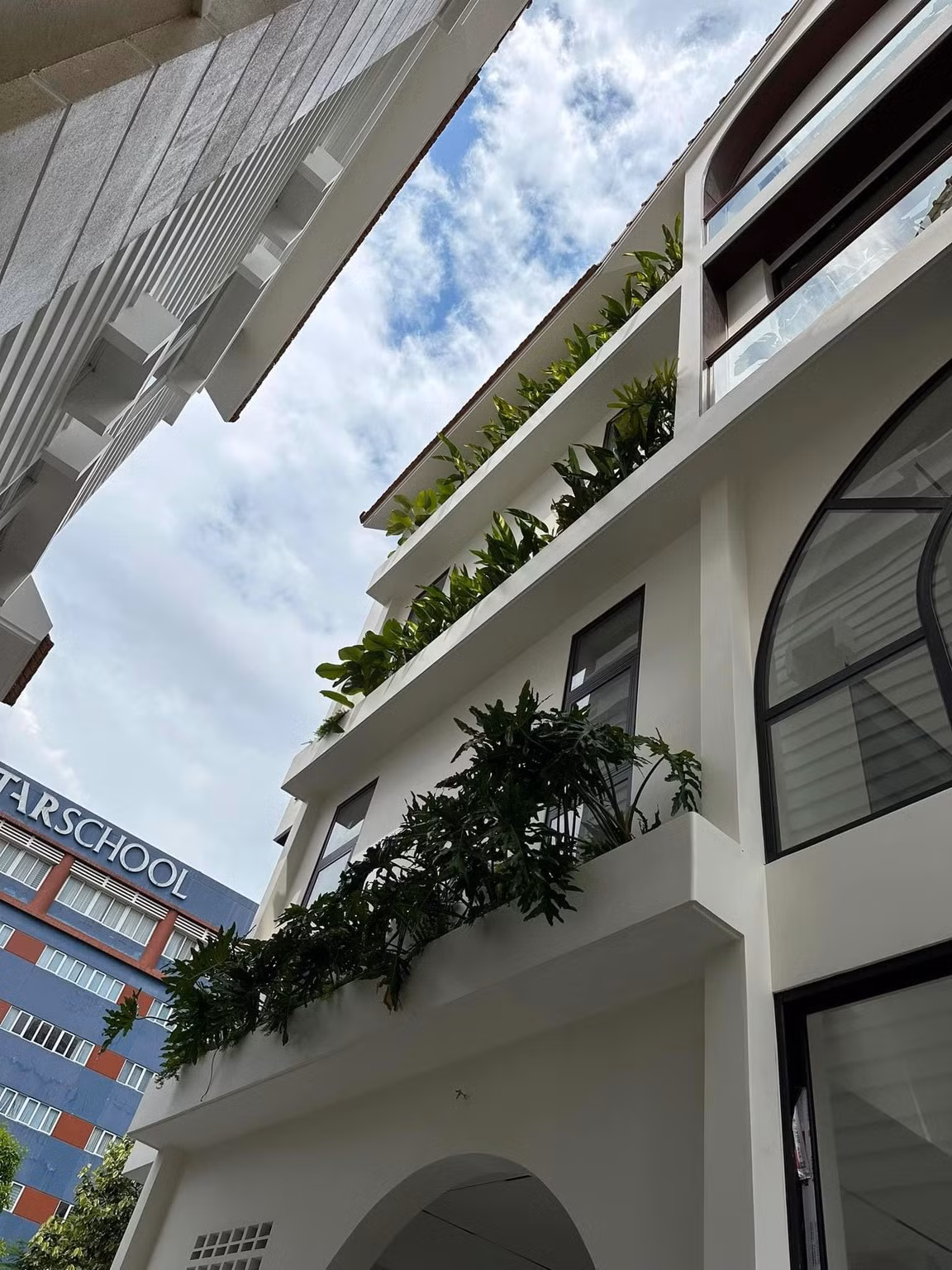 Biệt thự của vợ chồng Vân Trang có gam màu trắng chủ đạo, được tô điểm bởi nhiều cây xanh. Ảnh: FB Vân Trang