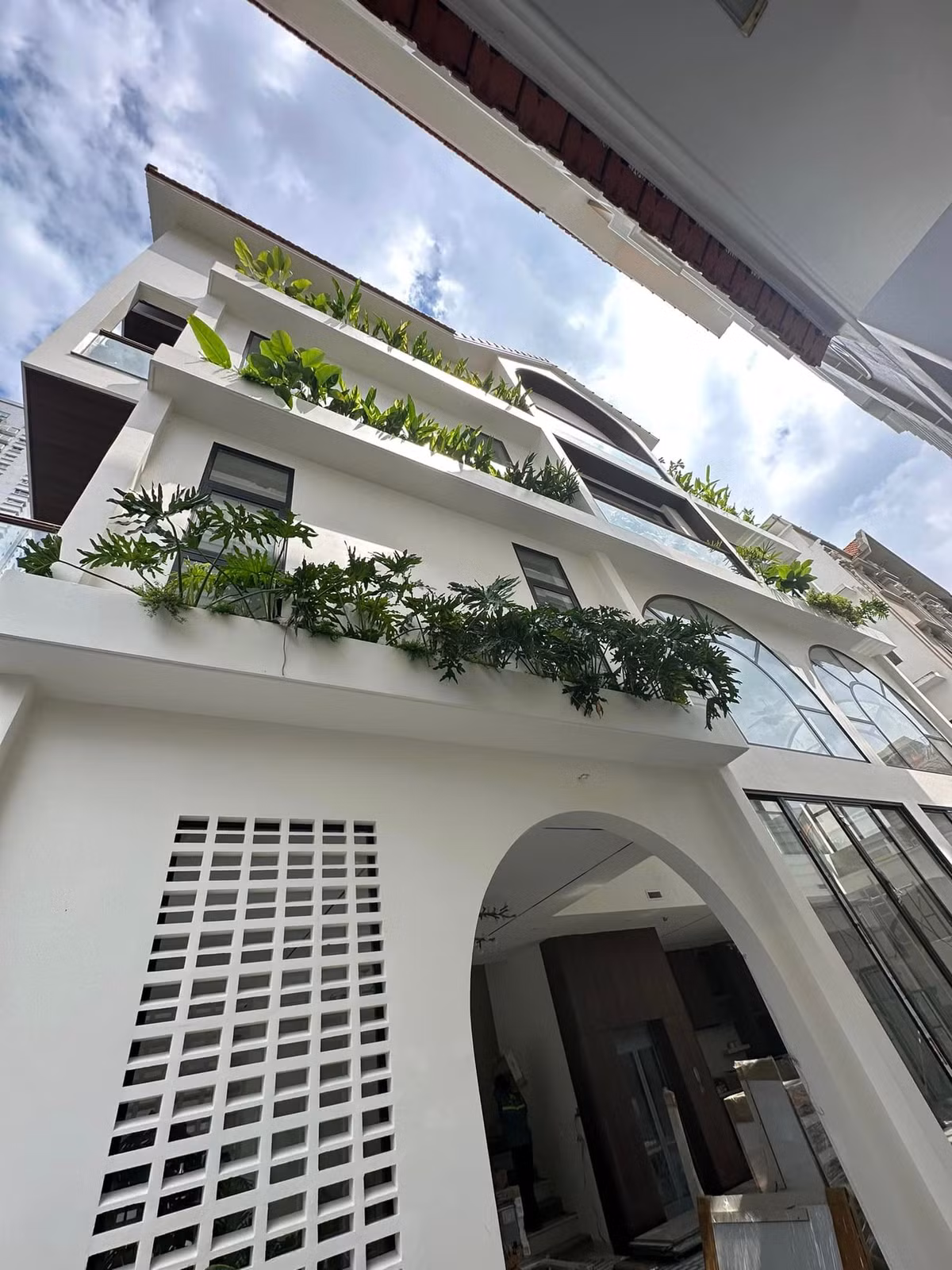 Ban công mỗi tầng đều được trồng cây xanh mướt. Ảnh: FB Vân Trang