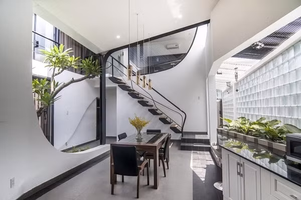 Do đó, nếu muốn tận dụng khu vực giếng trời để làm vườn cảnh trong nhà, hãy thiết kế một hệ thống thoát nước sàn hợp lý. Ảnh: Sketch