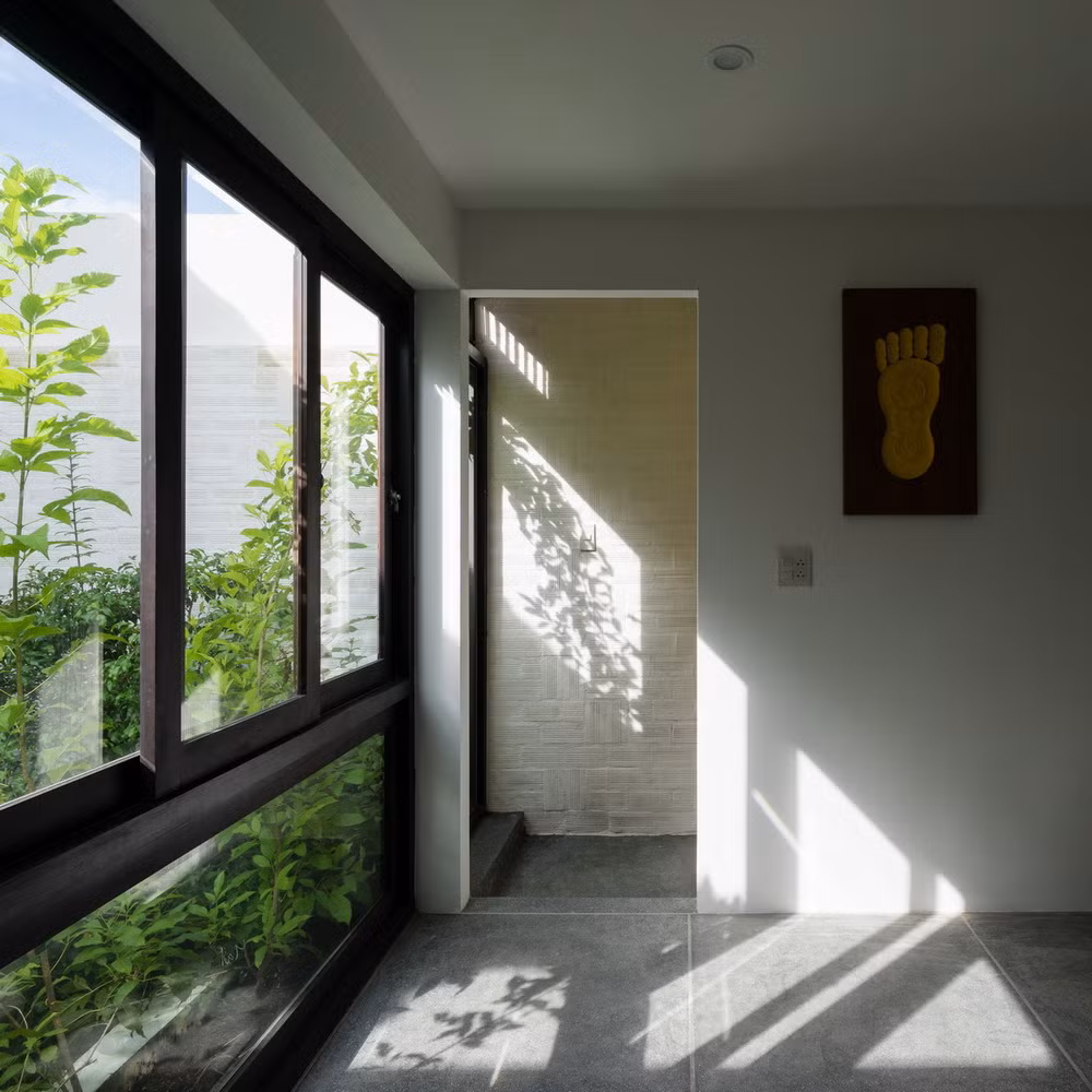 Và với người miền Tây, ngôi nhà sẽ bớt một phần ý nghĩa nếu thiếu cái nắng, cái gió và tiếng xào xạc của vườn cây.