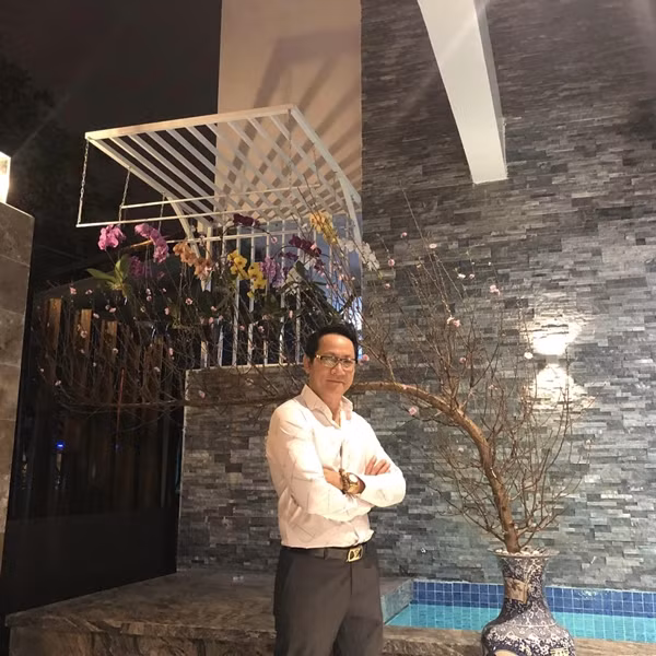 Dịp Tết, căn nhà của diễn viên Hoàng Hải trang trí nhiều hoa tươi. Ảnh: FBNV
