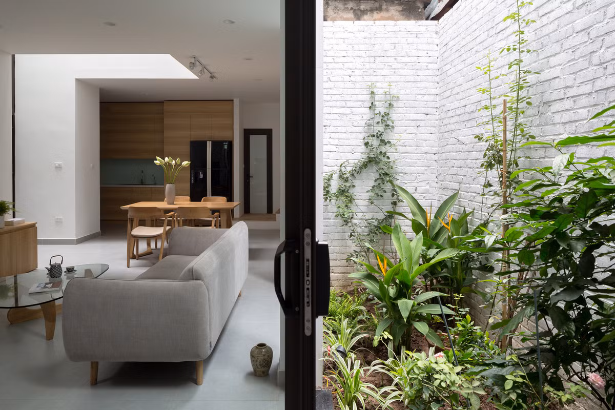 Thiết kế của nhà phố là nỗ lực giải quyết tình trạng trên, nhằm tạo lập một không gian sống lành mạnh và gần gũi với thiên nhiên. Ảnh: HGAA