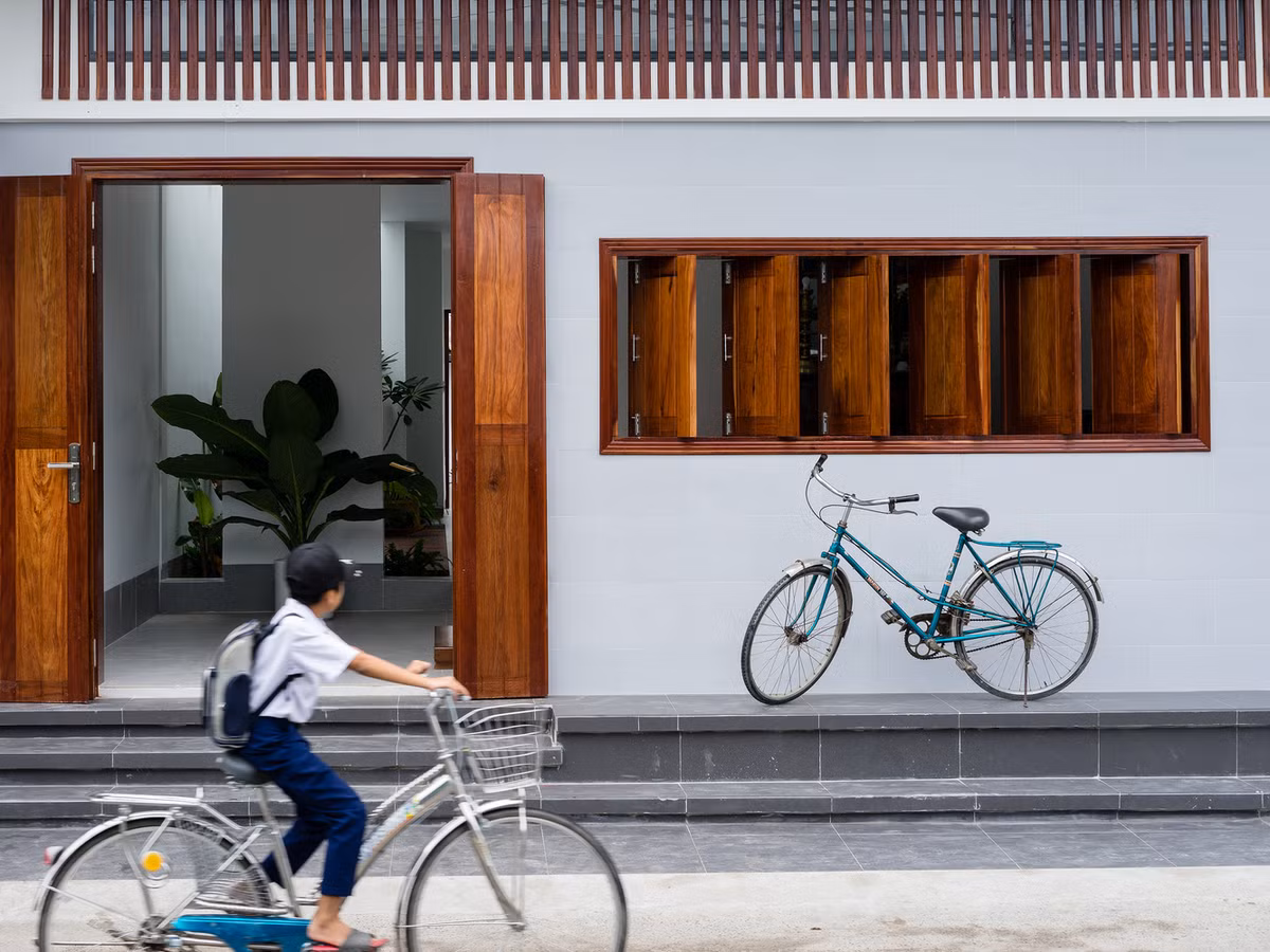 Kiến trúc sư cũng xem xét thử nghiệm giải pháp thiết kế mặt đứng, góp phần đem lại một điều gì đó mới nhưng không quá tách biệt cho khu phố tạo bởi những dãy nhà trệt.