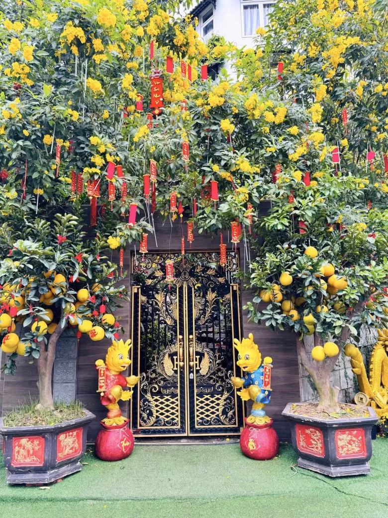 Ngoài cửa là hai chú rồng tạo đáng ngộ nghĩnh. Nguồn ảnh: FBNV